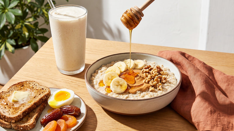 Kalorienreiches Frühstück mit Porridge, Banane, Erdnussbutter, Honig, Milchshake, Vollkornbrot und Trockenfrüchten – Guide zur Gewichtszunahme