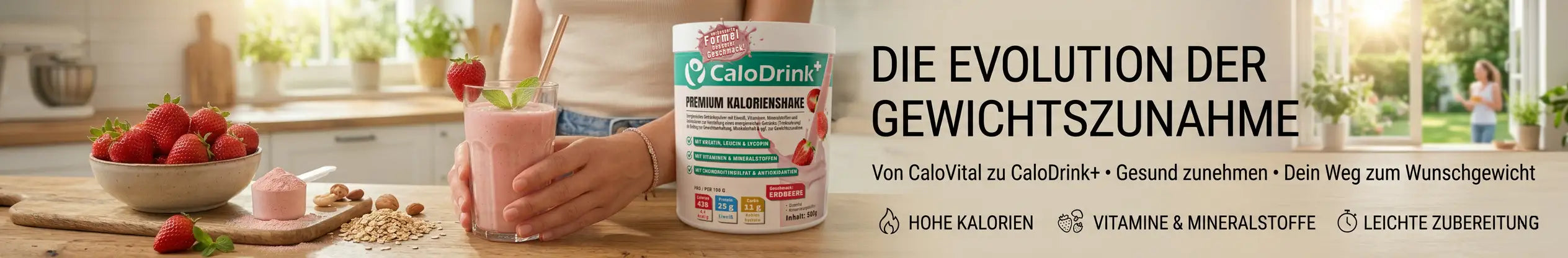 Ein breites Banner-Foto für einen Blogbeitrag über Gewichtszunahme. Es zeigt eine helle Küche, frische Erdbeeren, Haferflocken und ein Pulver-Messlöffel auf einem Holzbrett. Eine Person hält einen zubereiteten rosa Erdbeer-Shake. Daneben steht die Standbeutel-Verpackung von 