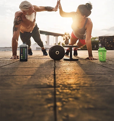 Ein älterer Mann und eine ältere Frau machen sport und genießen dabei CaloVital vegan.