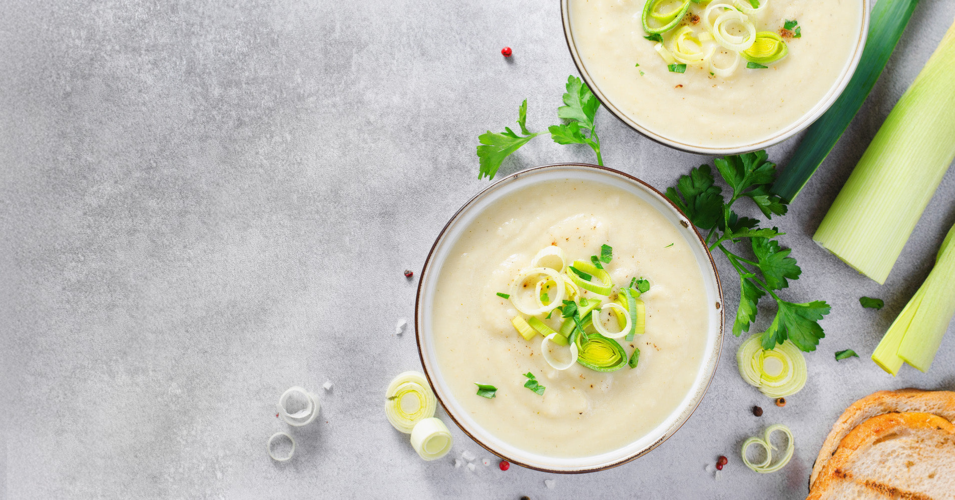 Vegane, hochkalorische Lauchcremesuppe CaloSoup von CaloVital in einer Schale, serviert als cremige Suppe für gesunde Gewichtszunahme, geeignet bei erhöhtem Energiebedarf