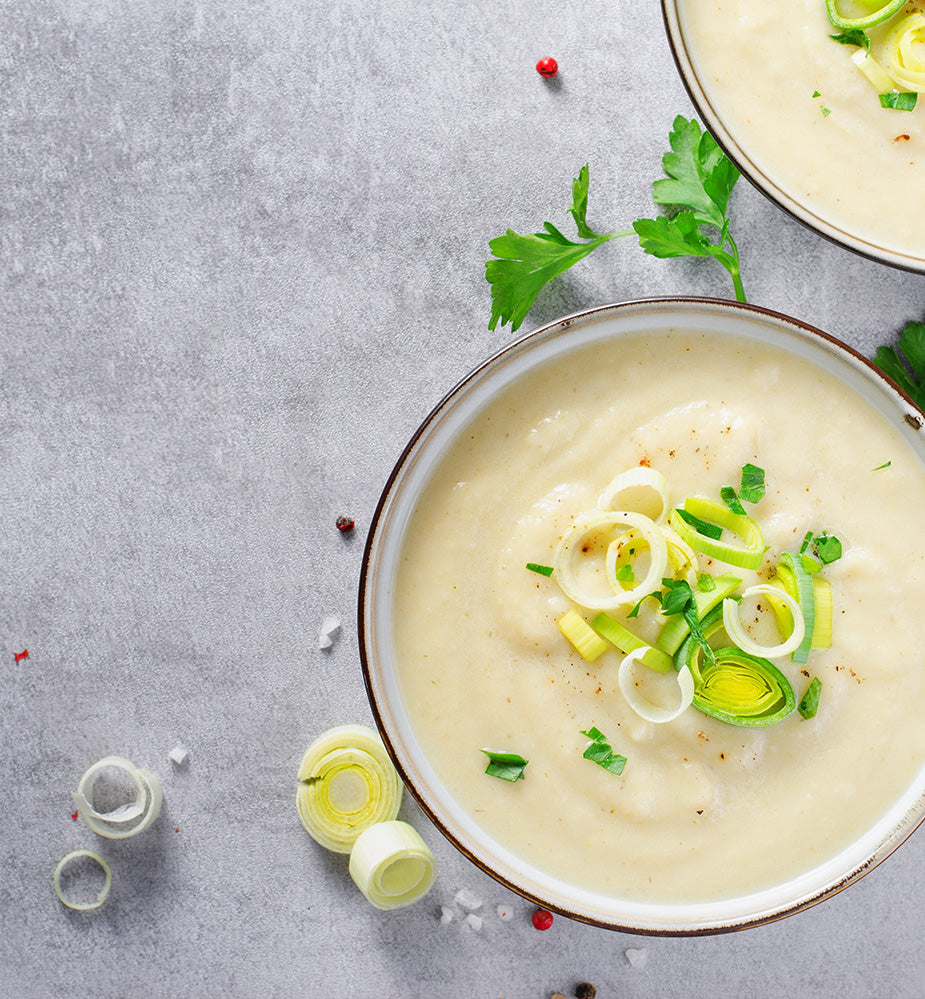 Vegane, hochkalorische Lauchcremesuppe CaloSoup von CaloVital in einer Schale, serviert als cremige Suppe für gesunde Gewichtszunahme, geeignet bei erhöhtem Energiebedarf