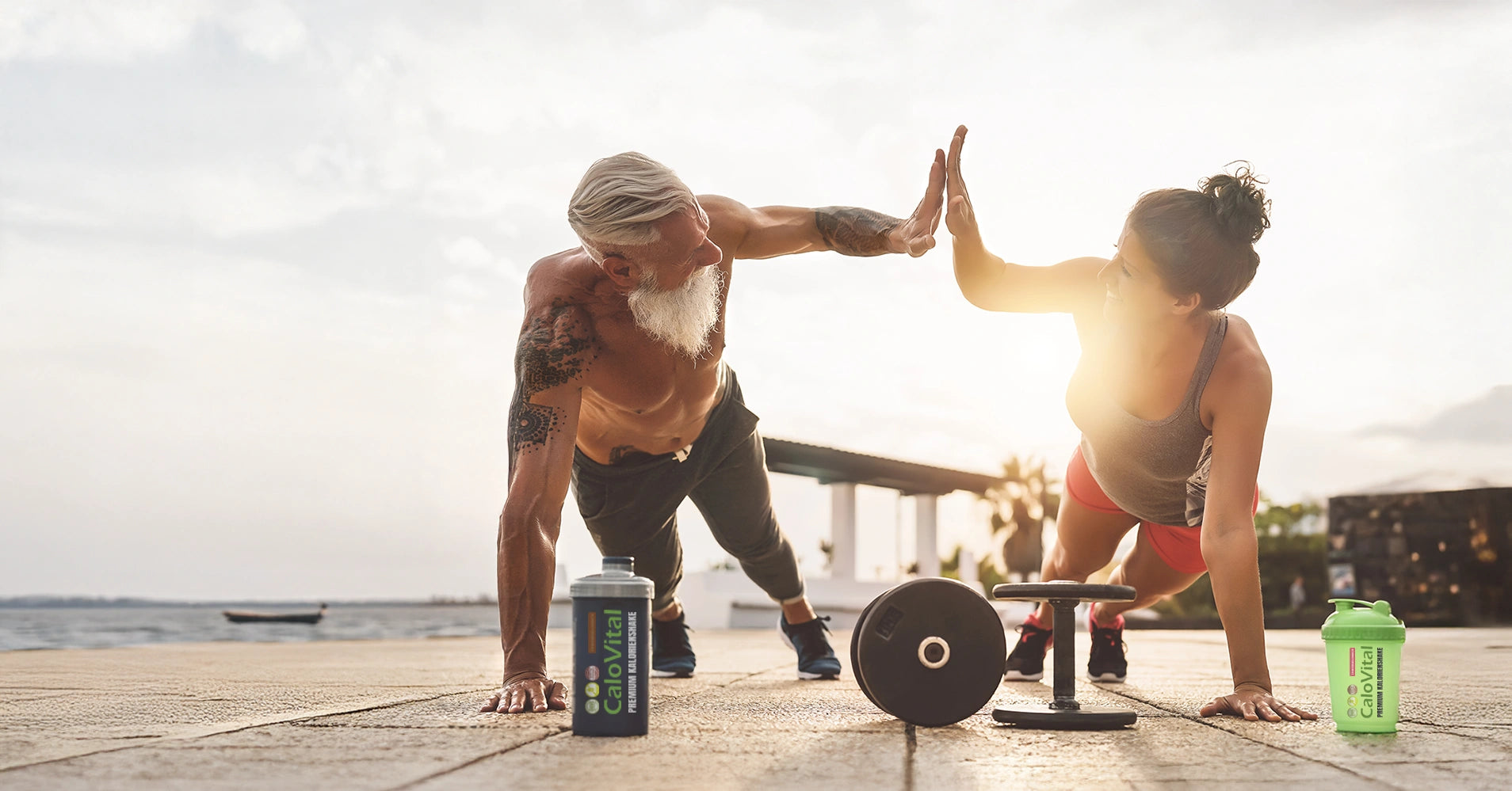 Ein älterer Mann und eine ältere Frau machen sport und genießen dabei CaloVital vegan.