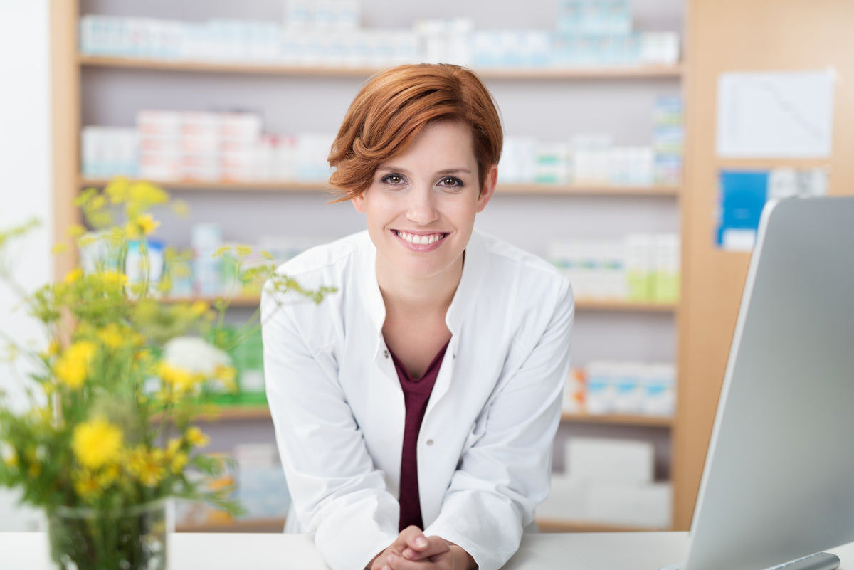 Apothekerin am HV-Tisch einer Apotheke, Partnerprogramm für Apotheken, Reseller und Distributoren