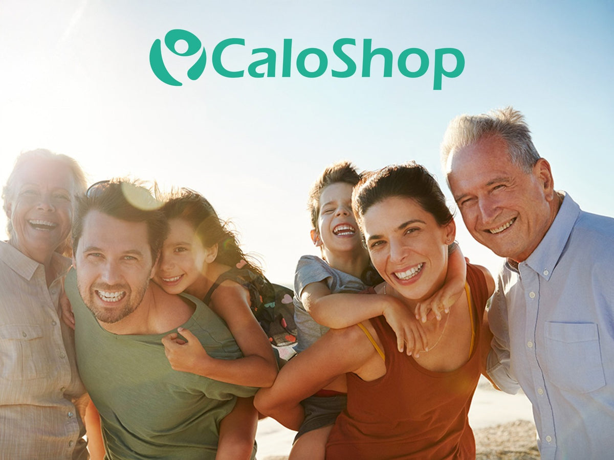 Drei Generationen einer Familie lachen am Strand in der Sonne - Motiv der CaloShop-Community-Aktion fuer persoenliche Erfahrungsvideos